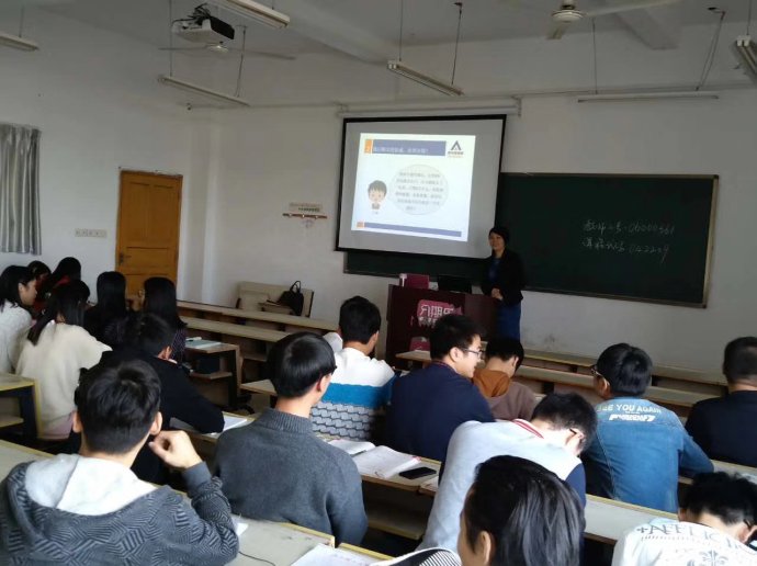 赣州律师吴华萍应邀为江西理工大学法学专业学生授课