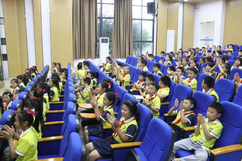 吴华萍律师走进武陵小学用《民法典》护航祖国的花朵
