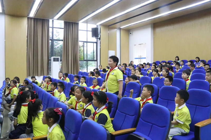 吴华萍律师走进武陵小学用《民法典》护航祖国的花朵